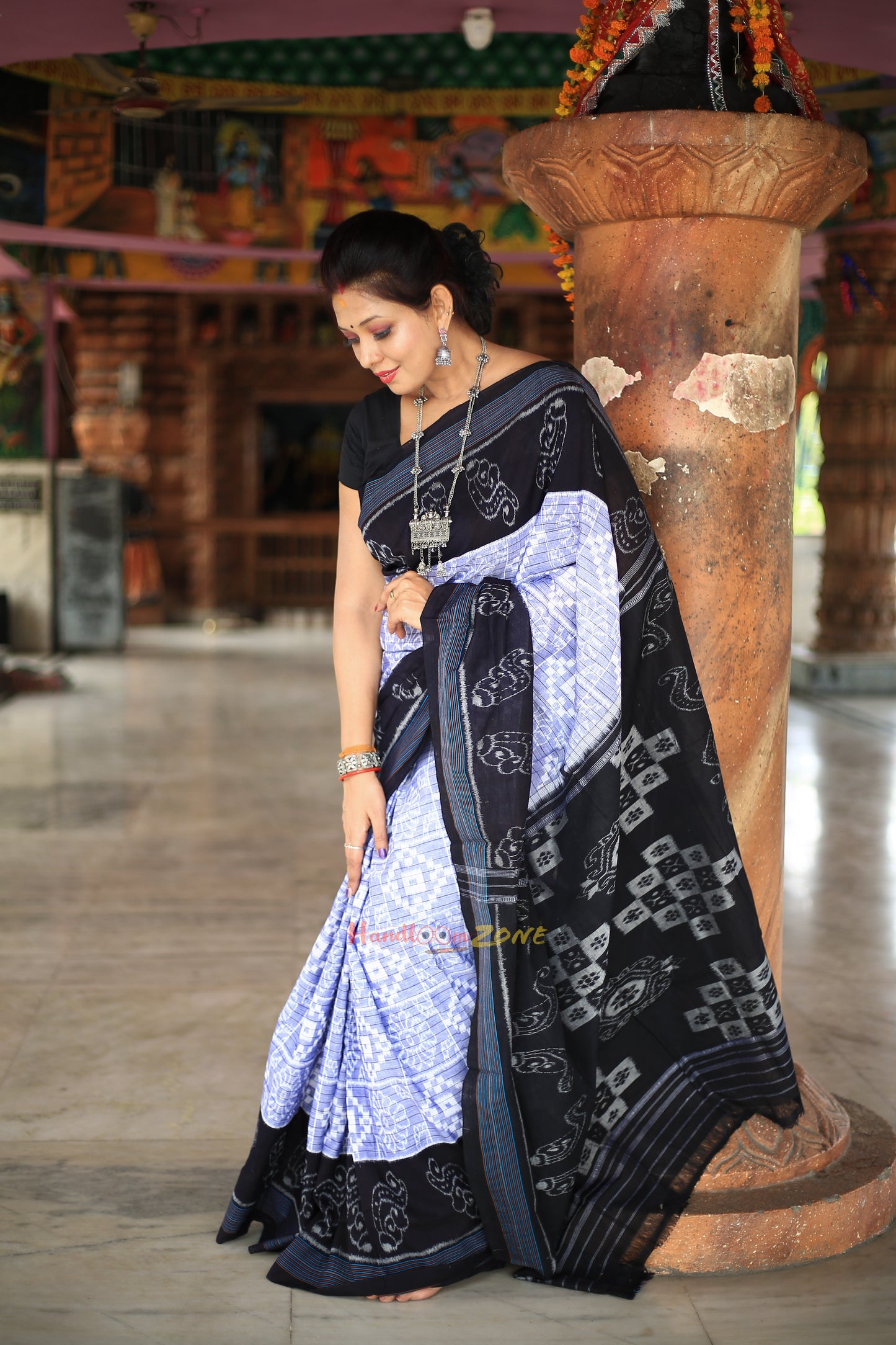 Body box with Scot design handloom cotton saree